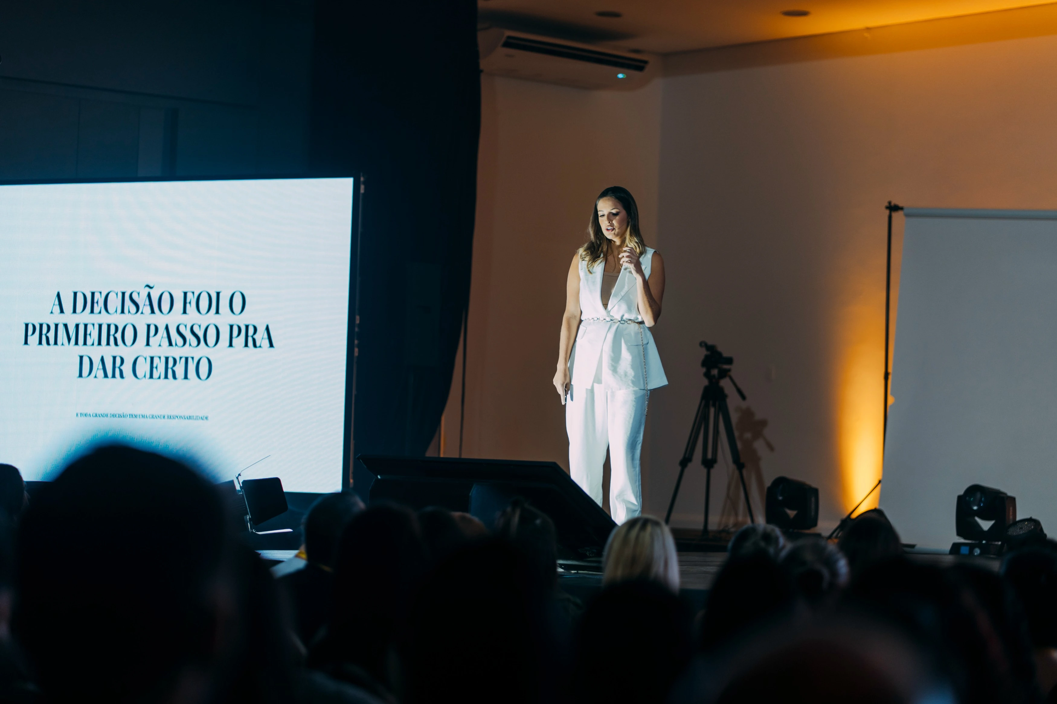 Jessica palestrando para mais de 300 fotógrafas na Semana da Fotografia 2024